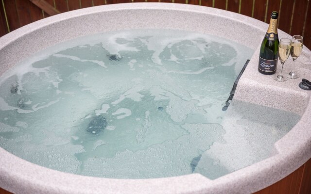 Birch 14 With Hot Tub, Newton Stewart