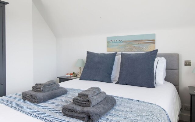Coastal Retreat for 6 Close to Beaches