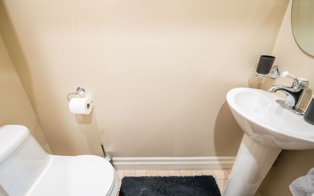 Cozy 5 Bedroom House in Downtown Toronto