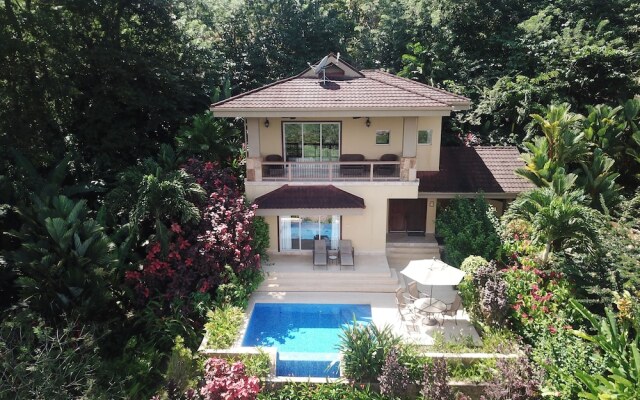 The Island Hub at Red Frog Beach Resort