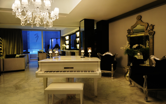 1828 Smart Hotel
