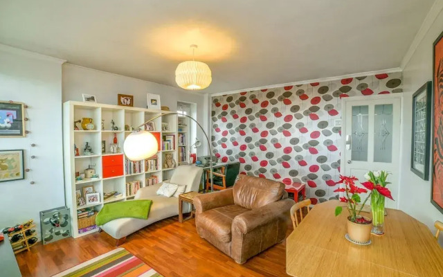 1 BR Limehouse Flat With Stunning Views of London!