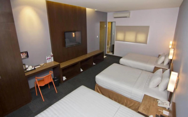 Plan B Hotel – Guest Rooms – Padang