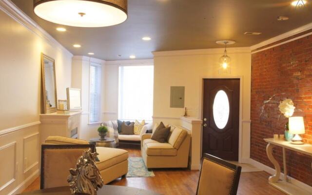 Modernized DC Rowhome in city-center