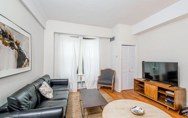 Modern 1BR + Train | Theatre District | Evonify