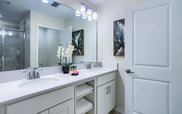 Updated Condo, 5 mi to Disney, On-site Water Park!