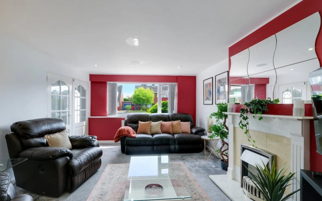 Elegant 5 Bed Home with Garden- Slough