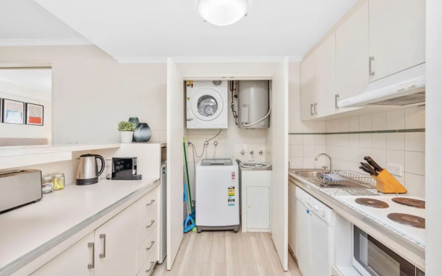 Spacious 1bdr Fast Wi-fi Near RAC Arena