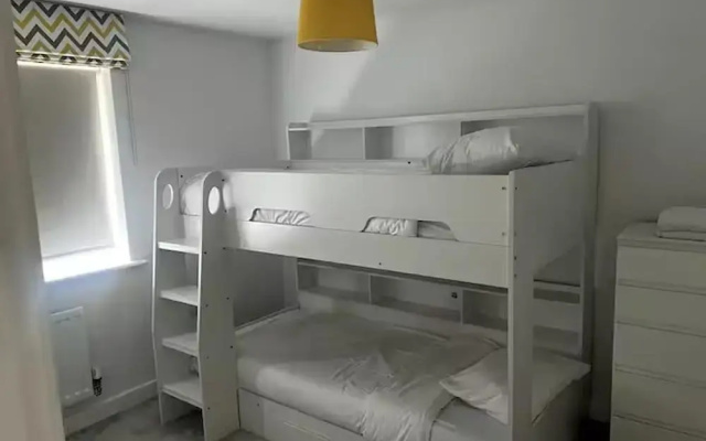Horley Hideaway - 4 Bedroom House- Sleeps 7