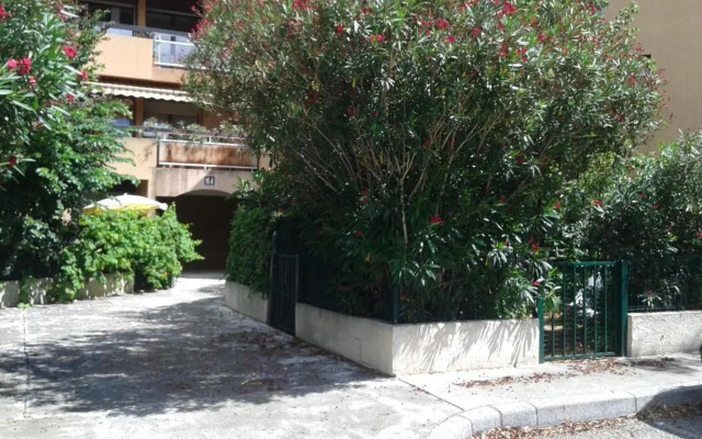 Joli Studio Avec Jardinet