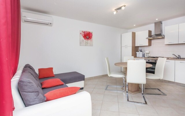 Amazing Home in Sukosan with Hot Tub, WiFi & 2 Bedrooms