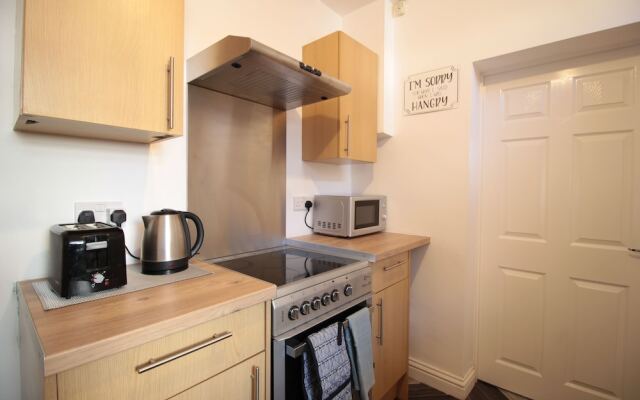 Lovely 2-bed Downstairs Apartment