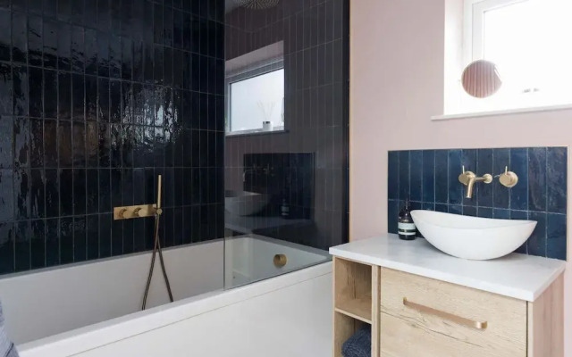 Chic 4-bed Coastal Retreat in Heart of Bosham