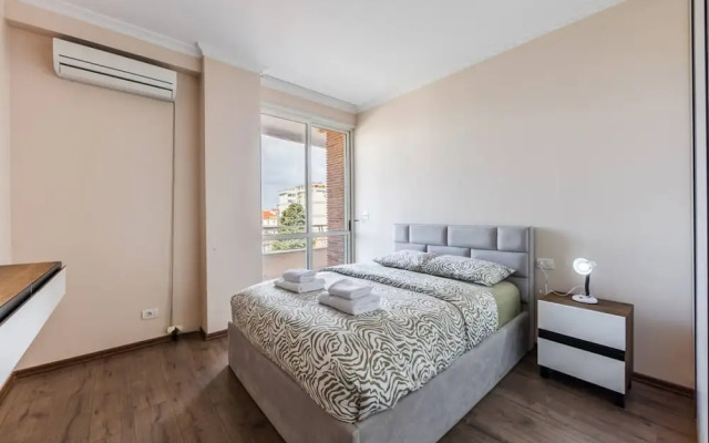 Spacious City-view Apartment Overlooking Shkod r