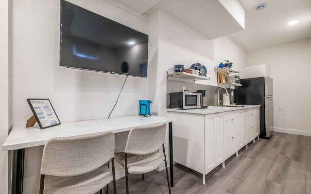 Spacious Newly Renovated 1 Bedroom Suite