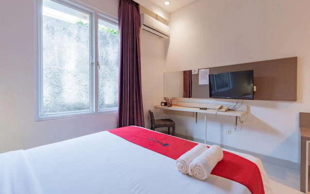 RedDoorz near Goa Sunyaragi – Guest Rooms – Cirebon