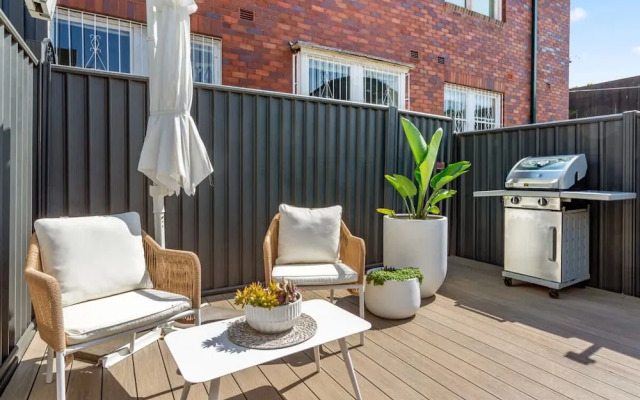 Peaceful 2 Bedroom With Private Backyard and BBQ