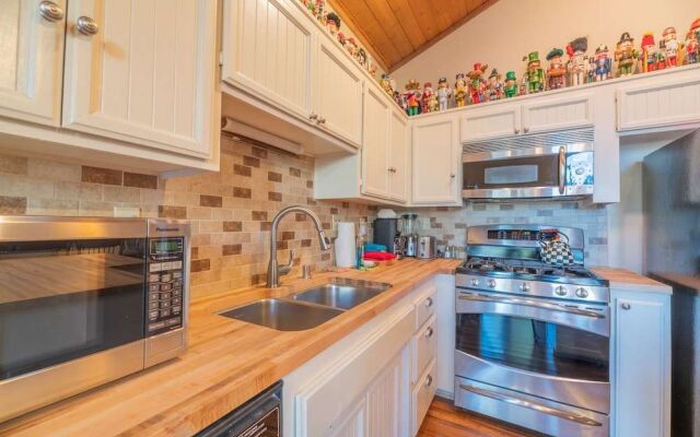 Lakefront Viking Oasis