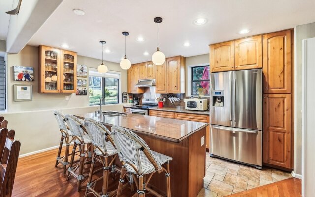 Park Forest  4 Bedroom Home by RedAwning