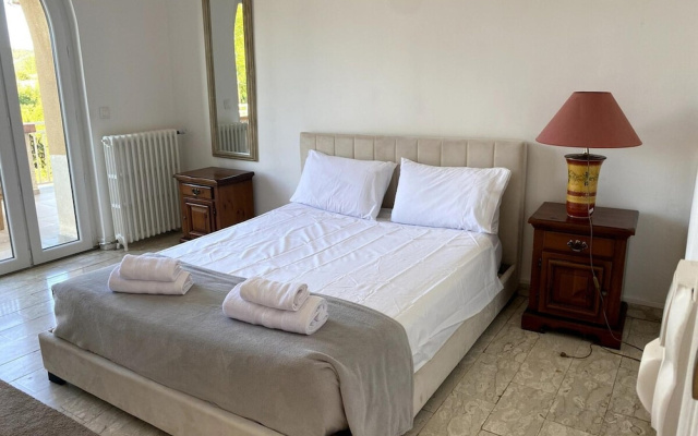 Magnificent Family Villa Near the Ceze River