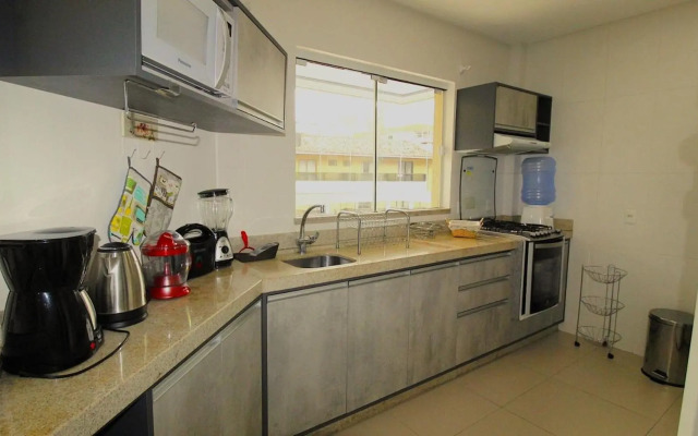 1067 - Apartamento para locação em Bombinhas com 03 suítes