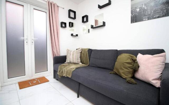 Tavi 3 by Mia Living Modern 1 bedroom apartment