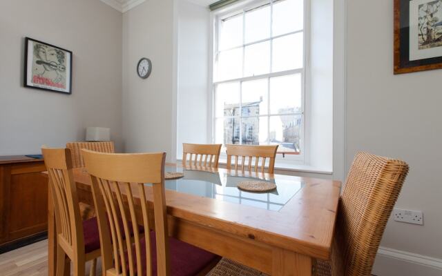 Traditional 3 Bedroom Apartment in Central Edinburgh