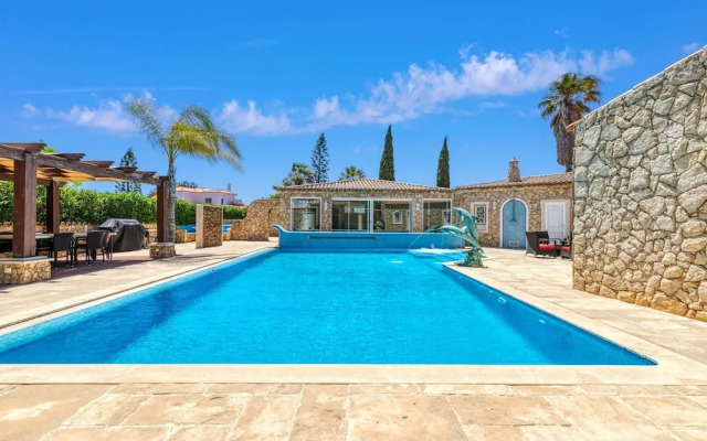 Golfinhos Magnificent Spacious 5 Bedroom Villa
