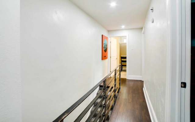 Walk to Walnut St: Pet-friendly Pittsburgh Home!