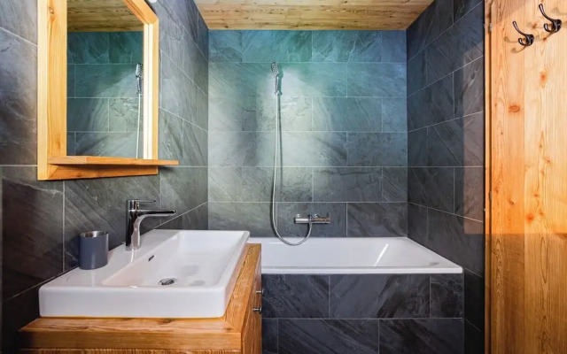 Authentic Swiss Spa Chalet Hot Tub & Sauna