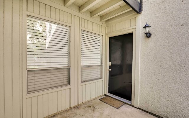 Contemporary Dallas Condo w/ Pool Access!