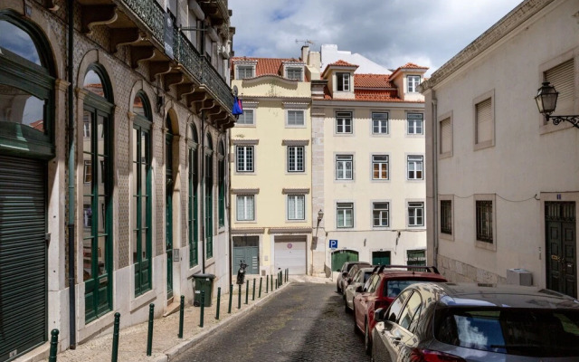 ALTIDO Stunning 4BR Apt w/terrace&seaview in Alfama