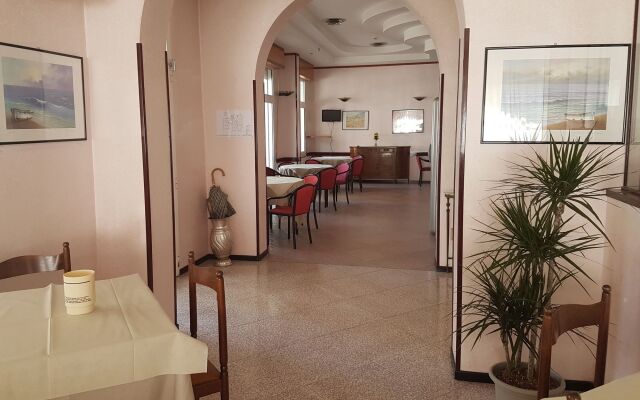 Hotel Ceccarini 9