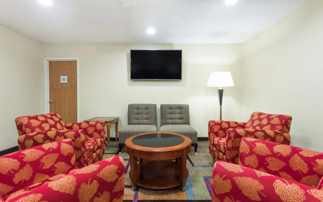 Days Inn & Suites by Wyndham Bloomington/Normal IL