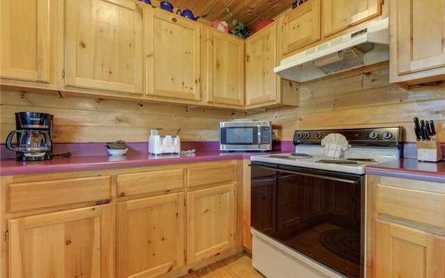 Bear Tracks - Two Bedroom Cabin