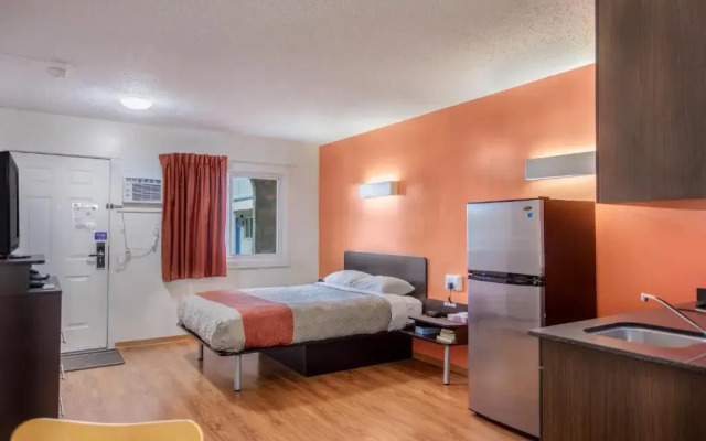 Motel 6-Camrose, AB