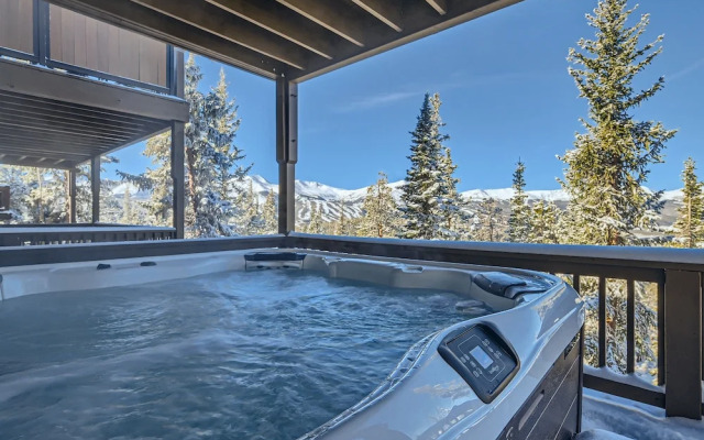 Slopeview Sanctuary 4 Bedroom Home by RedAwning