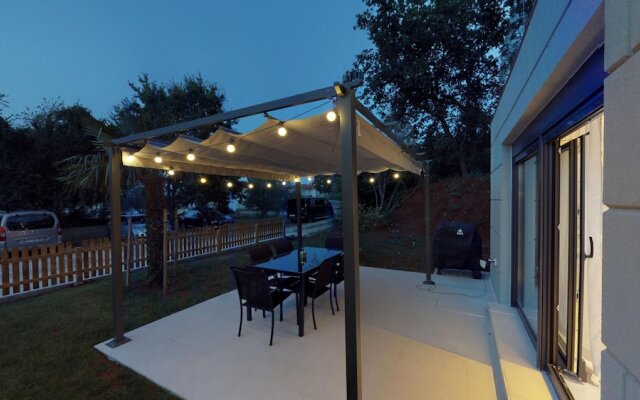 Charming Coastal Escape With Sea Views - 7 Guests