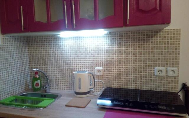 New studio next to metro for 2 people