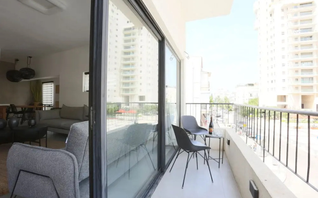 AirTLV-Bazel Apartment With Balcony