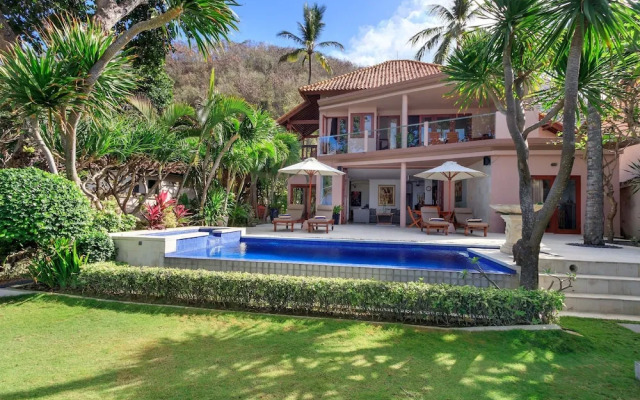 Villa Pantai by Villa Finder