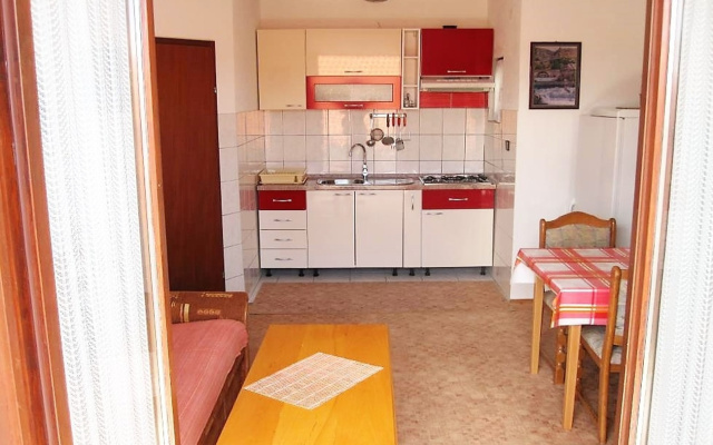 Apartment Šera - 50 m from beach: A2 Pisak, Riviera Omis