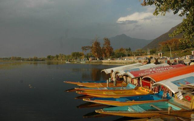 Holiday Inn Group of Houseboat