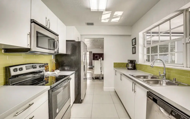 Sun-soaked Home w/ Pool in Lauderdale Lakes!