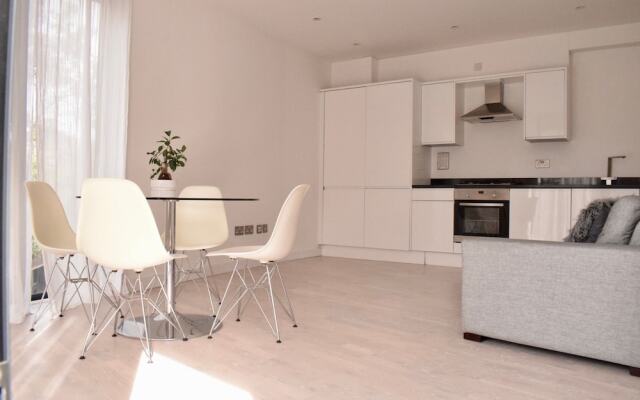 Bright 1 Bedroom Apartment in South London