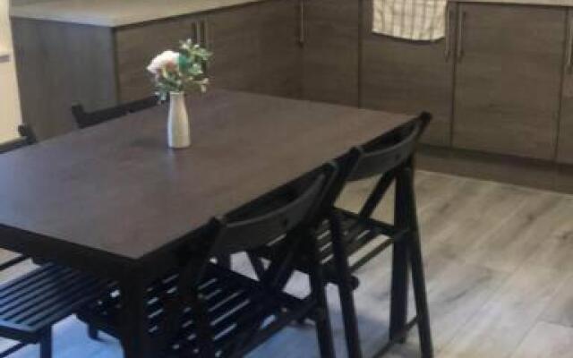 5 bed stylish & modern close to Football grounds