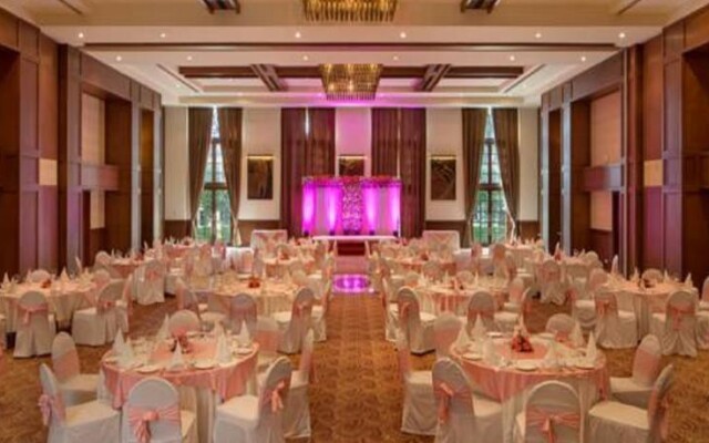 DLF Club 5