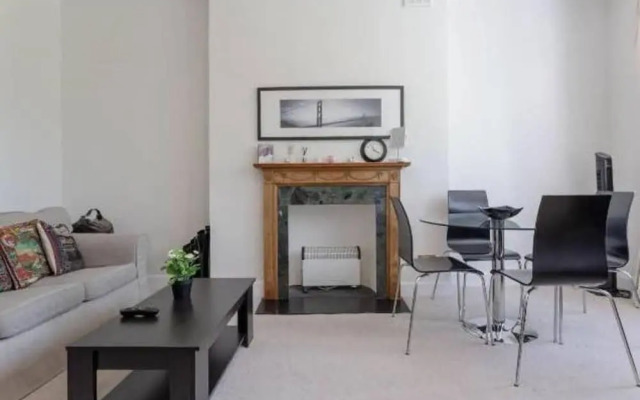 Elegant 2 Bedroom Earls Court Apartment