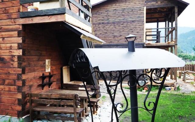 Усадьба у горы