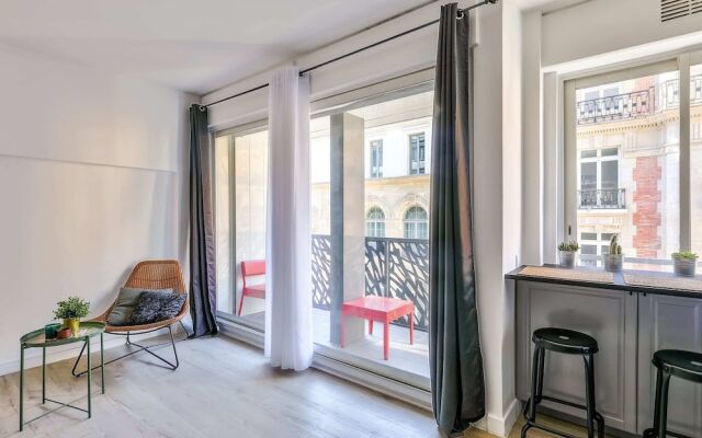 Charming 2 Room Apartment With Balcony - Paris 8ème